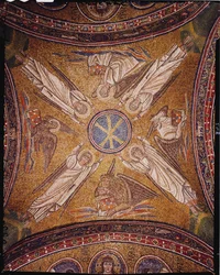 Fyra änglar med evangelisternas symboler som omger Kristi chi-rho monogram, från valvet i ärkestiftets kapell (mosaik)